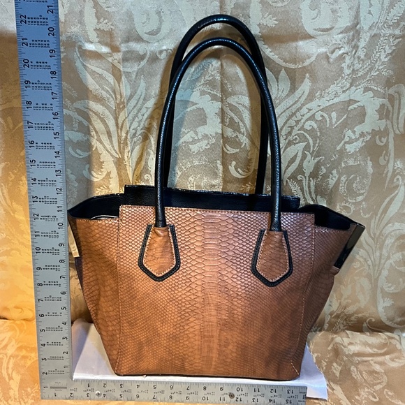 Gianni Bini brown reptile print winged tote. B2A6 - Picture 6 of 9
